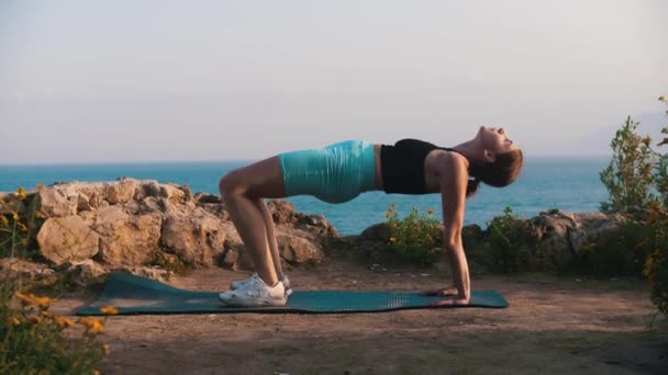 Młoda Kobieta Odzieży Sportowej Ćwiczy Fitness Macie Jogi Wzgórzu Nad — Wideo stockowe