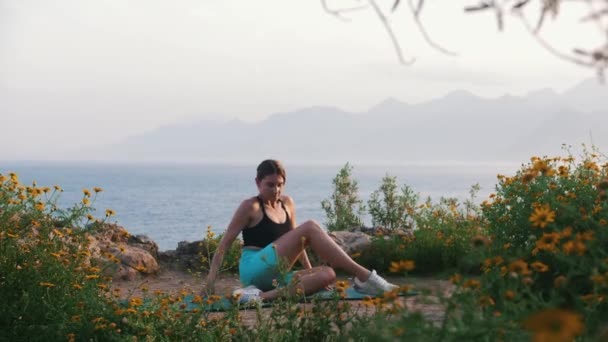 Eine Frau Sportbekleidung Macht Übungen Auf Einer Yogamatte Der Natur — Stockvideo