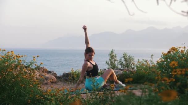 Eine Frau Sportbekleidung Sitzt Auf Einer Yogamatte Der Natur Meer — Stockvideo