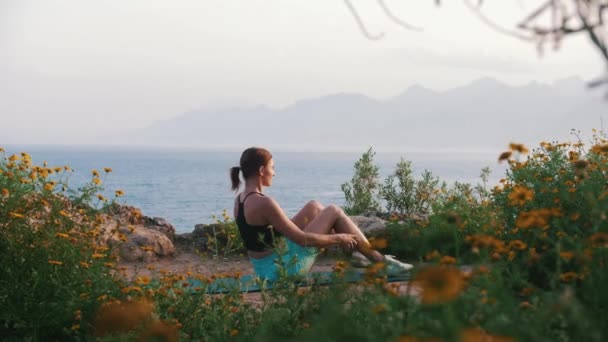 Kvinna Sportkläder Yogamatta Naturen Vid Havet Mittskott — Stockvideo