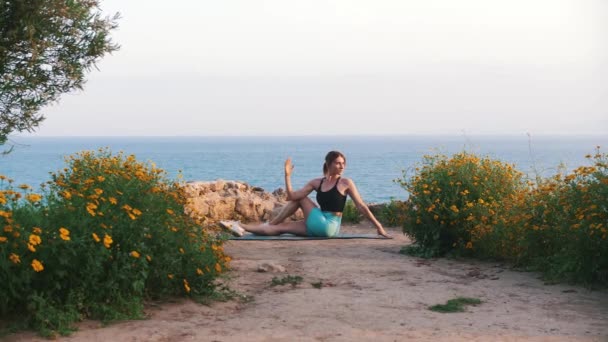 Kvinna Sportkläder Som Tränar Yogamatta Vid Havet Mittskott — Stockvideo