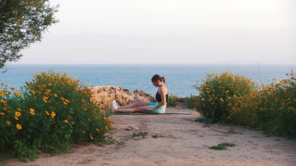 Eine Junge Frau Sportbekleidung Beim Training Auf Einer Yogamatte Meer — Stockvideo