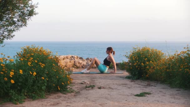 Młoda Kobieta Ćwicząca Macie Jogi Nad Morzem Środek Strzału — Wideo stockowe
