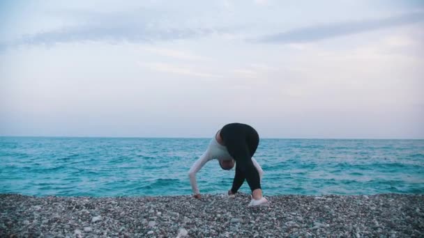 Kobieta Rozciągająca Ćwiczenia Żwirowej Plaży Środek Strzału — Wideo stockowe