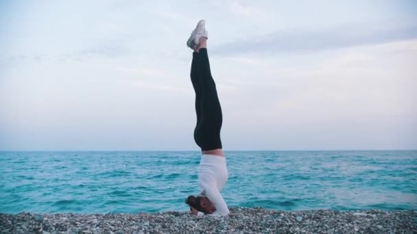 Gymnastka Která Cvičí Oblázkové Pláži Moře Střední Snímek — Stock video