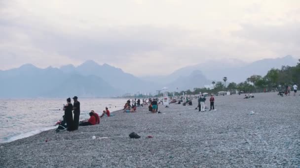 Turchia Antalia 2022 Persone Sulla Spiaggia Pubblica Mid Shot — Video Stock