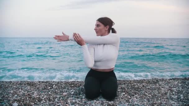 Eine Erwachsene Frau Macht Yoga Übungen Ufer Des Meeres Mittelschuss — Stockvideo