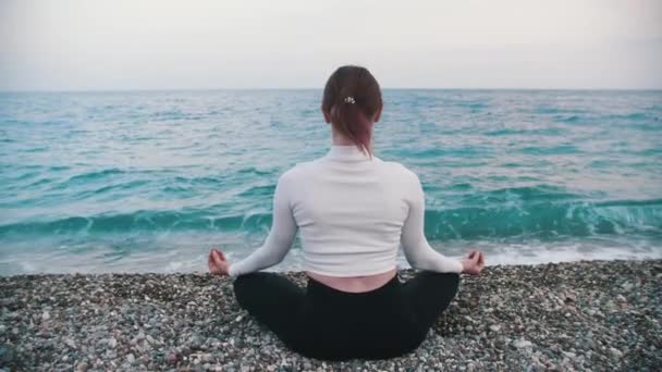 Eine Erwachsene Frau Meditiert Kiesstrand Meer Mittelschuss — Stockvideo