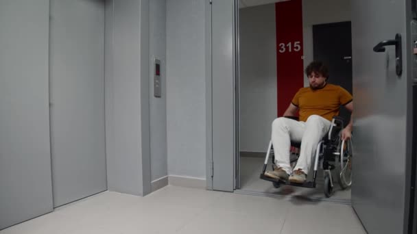 Mann Rollstuhl Rollt Zum Aufzug Und Drückt Die Taste Mittelschuss — Stockvideo