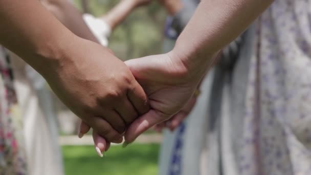 Frauen Traditionellen Gewändern Halten Händchen Mittelschuss — Stockvideo