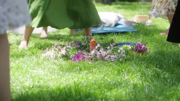 Vrouwen Kleurrijke Jurken Dansen Het Gras Rond Het Religieuze Beeldje — Stockvideo