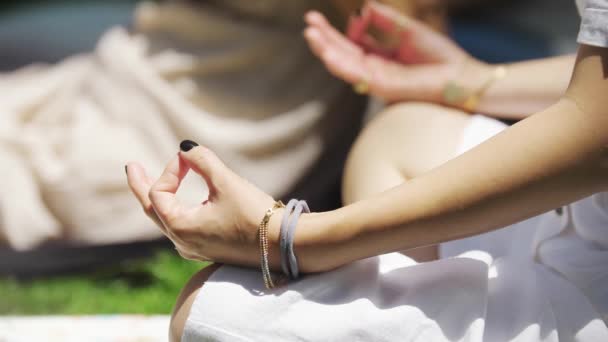 Mujeres Meditando Hierba Durante Festival Religioso Mid Shot — Vídeos de Stock