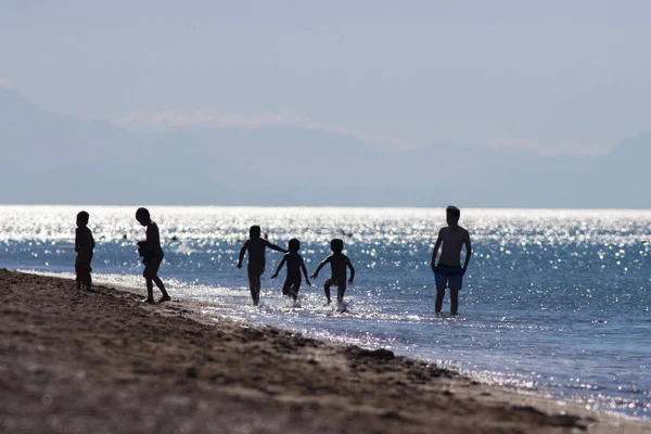 Defocused Silhouettes Beach Antalya Turkey Group People Adult Childs Spend — Stockfoto