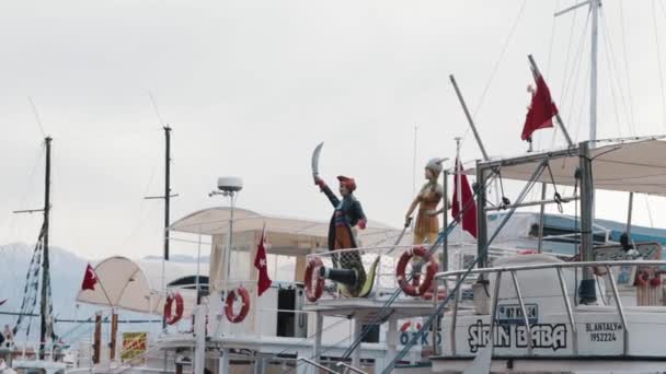 Turkey Antalya Figures Pirates Ships Mid Shot — Stockvideo