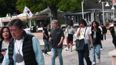 TURKEY, ANTALYA 09-05-22: Asyalı turistler gezintiye çıkıyorlar. Orta çekim