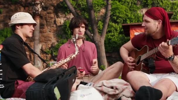 Turkey Antalya Young Man Street Musicians Play Sing Grass Mid — Αρχείο Βίντεο