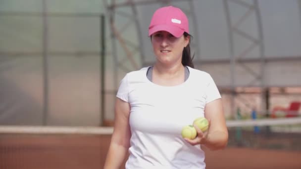 Woman Holding Tennis Balls Walks Forward Court Mid Shot — Vídeo de Stock