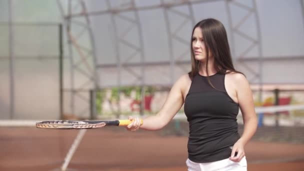 Bir Kadın Kortta Tenis Topuna Vuruyor Orta Çekim — Stok video