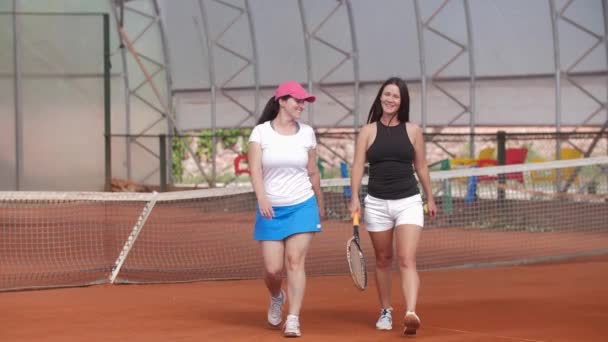 Two Adult Women Walking Tennis Court Mid Shot — ストック動画