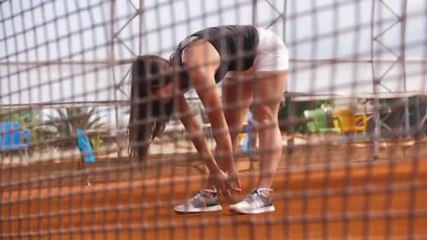 Brunette Woman Warming Tennis Court Net Mid Shot — Stockvideo