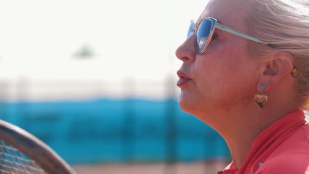 Female Tennis Coach Talking Her Students Mid Shot — Vídeo de Stock