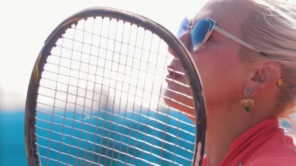 Female Tennis Coach Talking Her Students Holding Racket Mid Shot — Vídeo de Stock