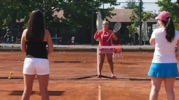 Tennis Coach Talks Her Students Tennis Court Mid Shot – Stock-video