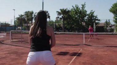 Tenis, dışarıda tenis oynayan iki kadın. Orta çekim
