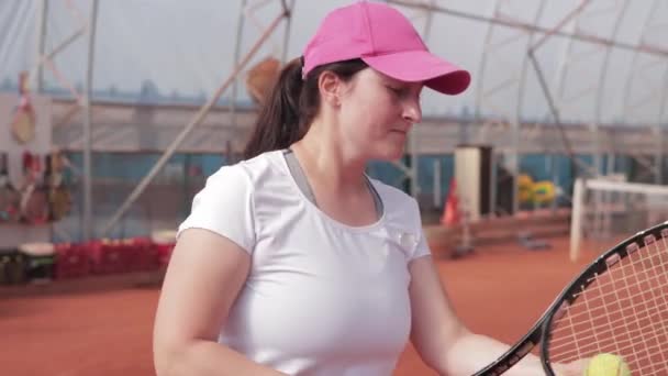 Tenis Yetişkin Kadın Tenisçi Topla Oynuyor Kameraya Bakıyor Portre — Stok video