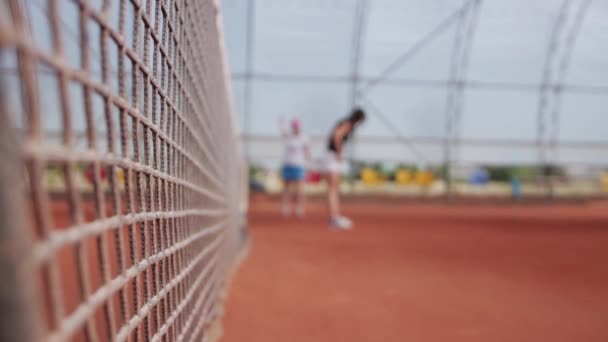 Tenis Kalenin Yanında Isınan Iki Bayan Tenisçi Orta Çekim — Stok video