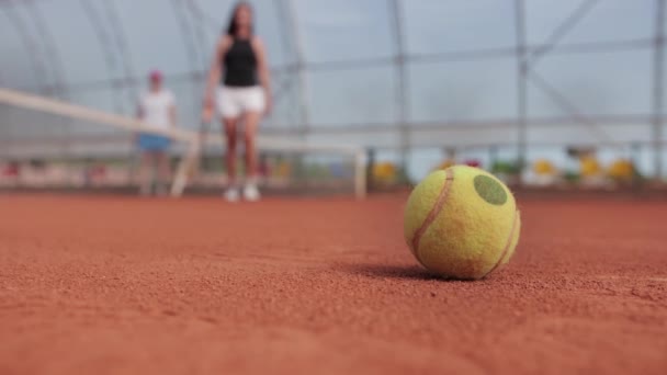 Spor Konsepti Nternette Konuşan Iki Tenisçi Biri Sahadan Bir Top — Stok video