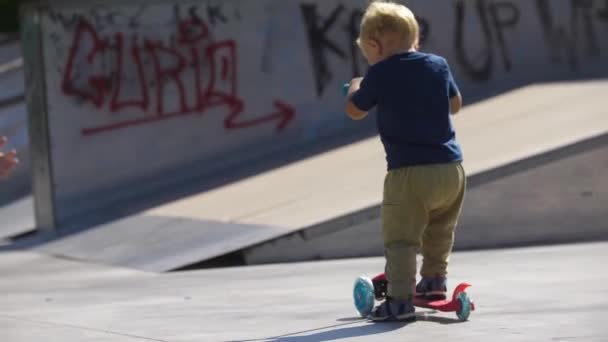 Little Blonde Boy Skating Scooter Skate Park His Father Watching — Stok video