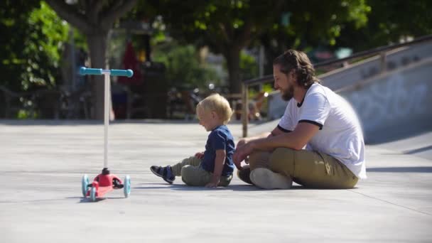 Vader Met Zijn Kleine Blonde Zoon Het Skatepark Tussenschot — Stockvideo