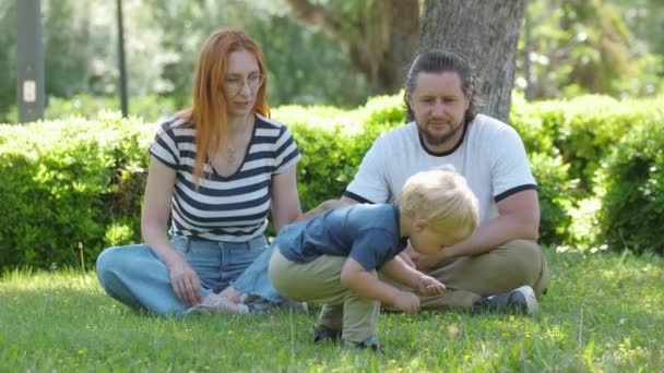 Family Spends Time Park Sitting Grass Mid Shot — Stock videók