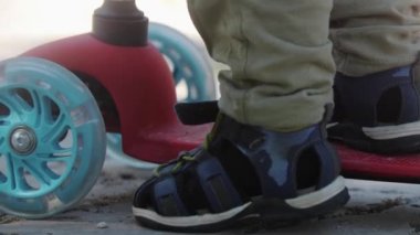 Küçük motosikletli küçük çocuk. Orta çekim