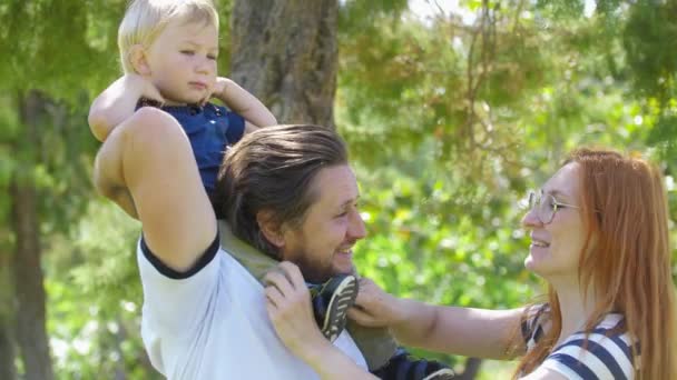 Little Boy Sitting Neck His Father His Mother Fixing His — Vídeo de Stock