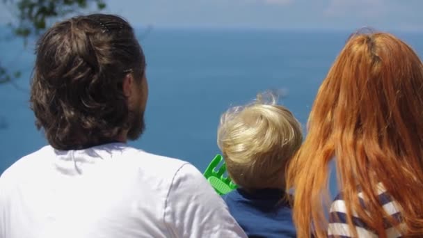Mladá Rodina Turistů Hledících Moře Střední Snímek — Stock video