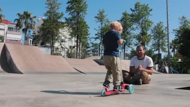 Little Boy His Father Skatepark Mid Shot — Video Stock