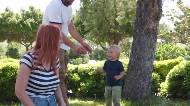 Keluarga Menghabiskan Waktu Taman Hijau Seorang Ayah Memberikan Anaknya Sebuah — Stok Video