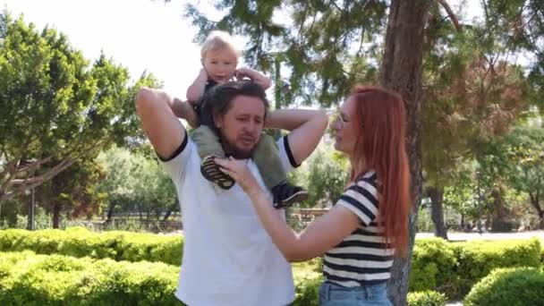 Family Spend Time Green Park Little Blonde Boy Sitting Shoulders — Vídeo de Stock