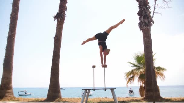 2022 Turkey Antalya Young Woman Gymnast Uses High Bars Beach — Wideo stockowe