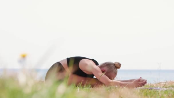 Young Blonde Woman Stretching Her Feet Nature Mid Shot — Αρχείο Βίντεο