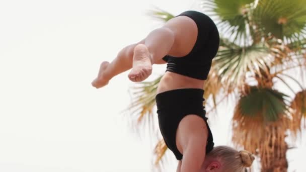 Blonde Strong Young Woman Leans Her Hands Performs Gymnastic Exercises — Wideo stockowe