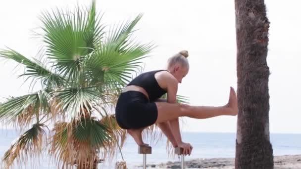 Young Woman Gymnast Uses High Bars Beach Her Training Mid — Αρχείο Βίντεο