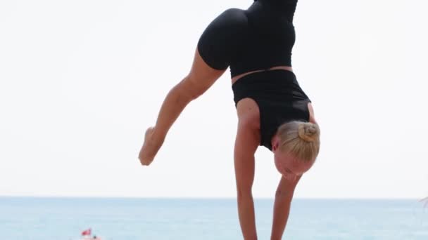 Young Woman Gymnast Uses High Bars Beach Her Training Doing — Αρχείο Βίντεο