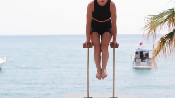 Молода Жінка Гімнастка Використовує Високі Бари Пляжі Тренування Роблячи Сумочку — стокове відео