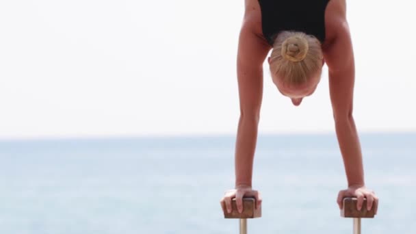 Young Blonde Woman Gymnast Doing Handstand High Bars Sea Mid — Αρχείο Βίντεο