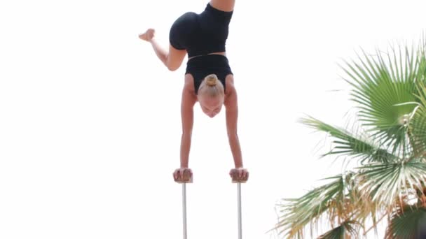 Sarışın Genç Bayan Jimnastikçi Kollarına Atlayıp Duruşunu Sergiliyor Orta Çekim — Stok video