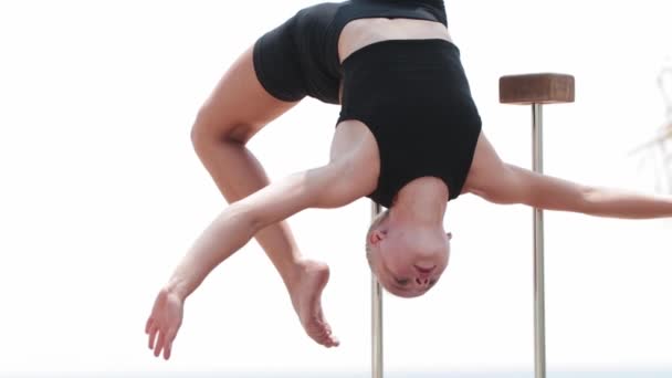 Young Woman Hangs Her Lower Back High Stand Balances Mid — Stockvideo