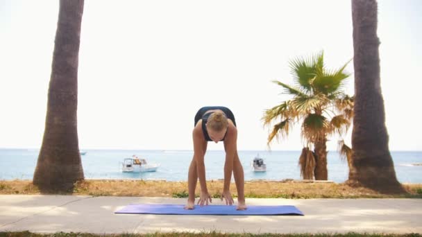 Gymnastics Sea Blonde Woman Warms Her Body Mid Shot — Wideo stockowe